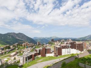 uma vista para uma cidade com montanhas ao fundo em Appartement Avoriaz, 4 pièces, 6 personnes - FR-1-314-195 em Morzine