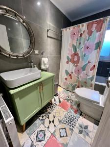bagno con lavandino, servizi igienici e specchio di Santa Dominga a Licán Ray