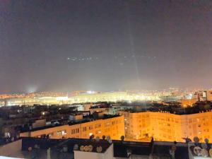 una vista de una ciudad de noche con luces en appartement équipé, en Tánger