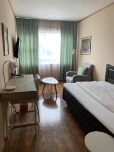 una camera d'albergo con letto e divano di Bodø Hotel a Bodø