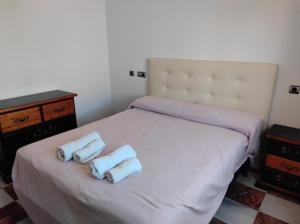 a bedroom with a bed with two towels on it at Apartamento Delfín in Mojácar