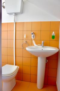 uma casa de banho com um lavatório e um WC em Le Terrazze sulle Eolie em Caronia Marina