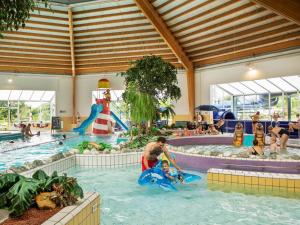 un grupo de personas en una piscina en un parque acuático en Het Pareltje, en Brouwershaven