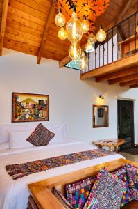 - une chambre avec un grand lit dans une pièce dotée de plafonds en bois dans l'établissement Hotel Casa Realeza, à Antigua Guatemala