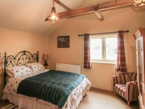 a bedroom with a bed and a window at The Flo Jo in Ellesmere