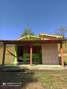 una casa que se está construyendo con un techo verde en Pousada Águas da Canastra, en Vargem Bonita