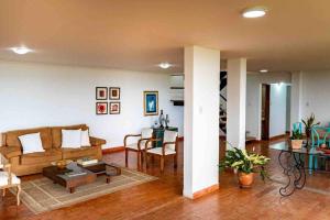 a living room with a couch and a table at Espectacular casa campestre in Pereira
