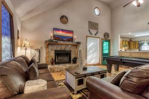 un soggiorno con divani e tavolo da biliardo di Laurel Cottage, 685 FREE tickets each paid day, Hot Tub, Pool Table! a Sevierville