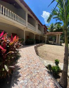 a courtyard of a house with a palm tree at Hotel y Balneario Villa Paraíso in Catacamas