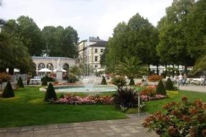 a park with a fountain in front of a building at 4 km zu A7 und A71, Idylle am Bach, großer Garten in Euerbach