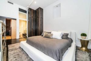 - une chambre avec un grand lit dans l'établissement Furnished and Meticulously Renovated 3-bedroom, 2-bathroom Loft, à New York