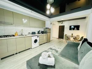 eine große Küche und ein Wohnzimmer mit einer Waschmaschine in der Unterkunft CCD Seaview Apartments in Năvodari