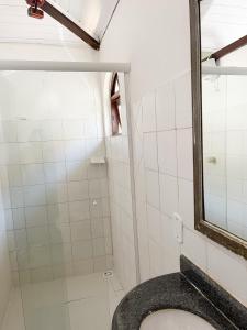 ein Bad mit einem Waschbecken und einem Spiegel in der Unterkunft Peixe Crew Centro in Búzios