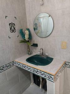 y baño con lavabo y espejo. en Colombia 147, en Puerto Vallarta
