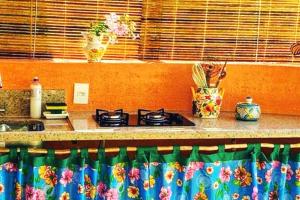 encimera de cocina con fogones y encimera en CasAmar Pé na Areia em Condomínio Beira Mar, en Serra Grande 37 fotos más