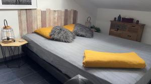 ヴィトロルにあるDouceur du sudの大型ベッド1台(枕2つ、黄色の毛布付)
