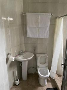 Et badeværelse på Cityflats Apartment + 12 billeder