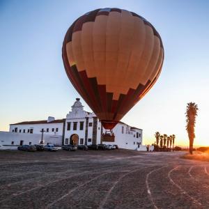 um balão de ar quente em frente a um edifício em Convento da Orada - Monsaraz em Monsaraz