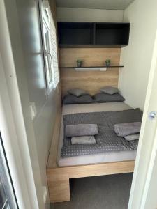 1 Schlafzimmer mit 2 Betten in einem kleinen Zimmer in der Unterkunft Mobile homes Barka in Pakoštane