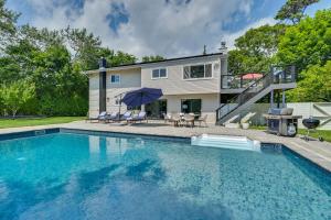 Bazén v ubytování Alluring Hampton Bays Hideaway Less Than 2 Mi to Beach! nebo v jeho okolí