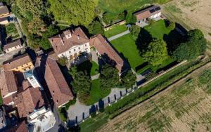 eine Luftansicht eines großen Hauses mit einem Zaun in der Unterkunft Villa Gattoni Cattaneo - Appartamento Le Magnolie in Lardara