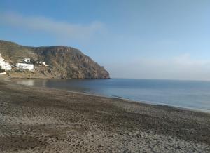 a view of a beach with a house in the distance at Mar1 in Carboneras