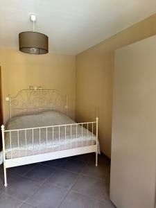 una camera da letto con un letto bianco in una stanza di Villa individuelle la bastidonne piscine privée ad Auriol