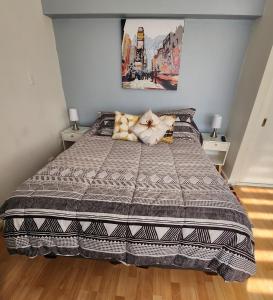 a bedroom with a bed and two night stands at Departamento con Vista al Mar in Viña del Mar +12 photos