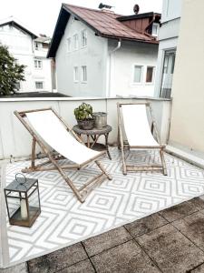 Duas cadeiras e uma mesa numa varanda em Zentrale Wohnung + Dachterrasse em Sonthofen