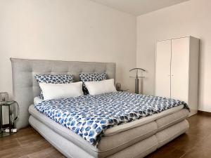 um quarto com uma cama grande e um edredão azul e branco em Big family apartment in Bamberg em Bamberg
