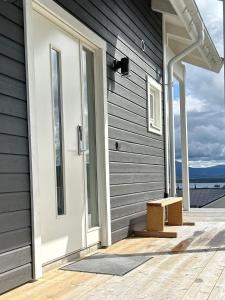 une porte sur une maison avec une boîte sur la terrasse couverte dans l'établissement Tärnaby UpHill, à Tärnaby