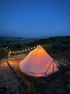 una tenda su una terrazza di legno di notte di Il Favogoloso ad Alatri