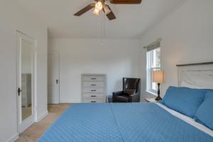 Ένα ή περισσότερα κρεβάτια σε δωμάτιο στο Chic Chicago Getaway with Fireplace!