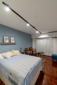 um quarto com uma cama grande em um quarto em Estadías Azul em Rosário
