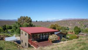 アレクサンドラにあるCariad Apartmentの赤い屋根の家屋