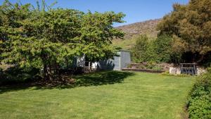 アレクサンドラにあるCariad Apartmentの小屋と木の庭 +10枚の写真