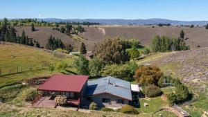 アレクサンドラにあるCariad Apartmentの赤い屋根の家屋