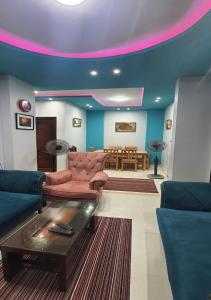 - un salon avec un canapé et une table dans l'établissement M&H Apartment, à Dumyāţ al Jadīdah
