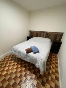 Un dormitorio con una cama con una toalla. en 1D CLOSe, en Nueva York