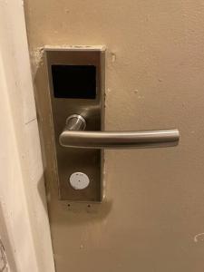 una puerta con una manija metálica en una puerta en 1D CLOSe en Nueva York