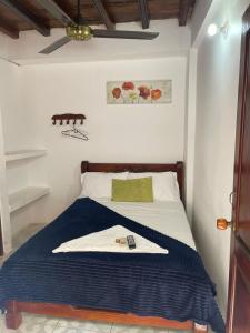 una camera con un letto e una coperta blu di Hotel Majestic Mompox a Mompós