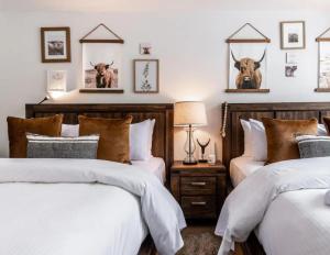 2 camas en un dormitorio con cuernos en la pared en 101 Horizon - 3 Bdrs Tremblant Ski In Out plus Spa & Sauna, en Mont-Tremblant