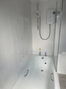 Bathroom sa Large self contained 1 bedroom flat with parking.