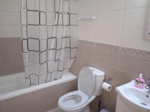 La salle de bains est pourvue de toilettes, d'un lavabo et d'une baignoire. dans l'établissement Xylophagou Rest and relax (2) Ayia Napa Larnaca, à Xylophaghou