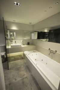 a large bathroom with a tub and a sink and a bath tub at Hotel Termal Los Cardones & Spa in Termas de Río Hondo