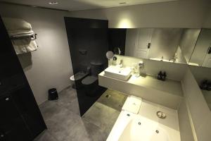 La salle de bains est pourvue d'un lavabo et de toilettes. dans l'établissement Hotel Termal Los Cardones & Spa, à Termas de Río Hondo