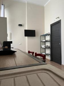 a living room with a table and chairs and a tv at B&B Il Panorama in Torre Maggiore