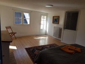 ein Schlafzimmer mit einem Bett, einem Tisch und Stühlen in der Unterkunft Côté Château in Chinon