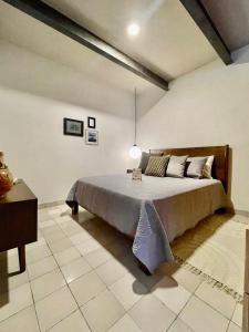 - une chambre avec un grand lit et une table dans l'établissement Casa San Fernando by Barrio México, à Guadalajara