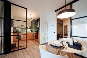 ein Esszimmer und eine Küche mit einem Tisch und Stühlen in der Unterkunft Apartman Aper in Znojmo
